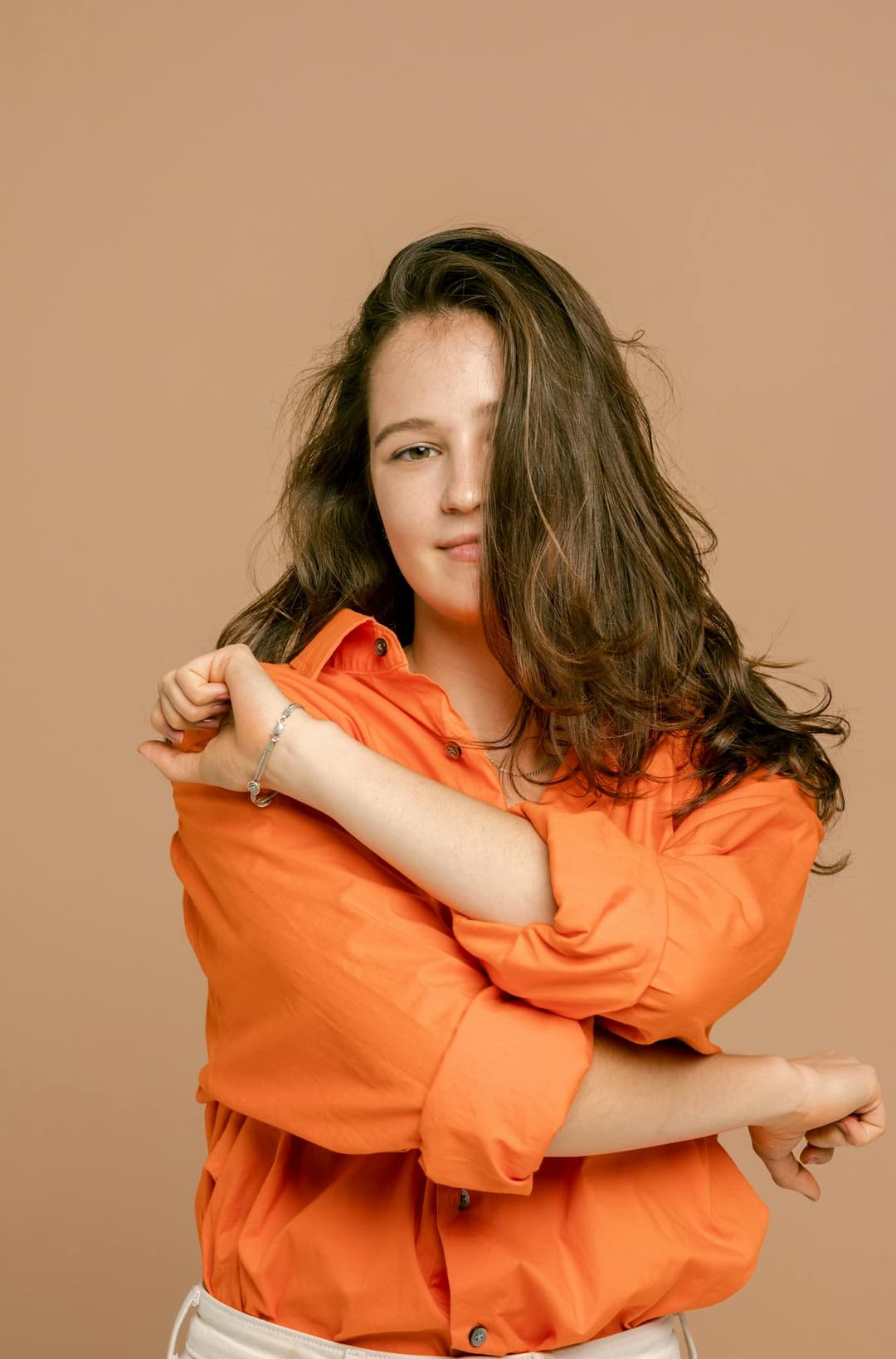 Woman wearing an orange cotton shirt